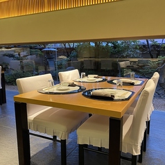 【1階】テーブル席 (2~4名様) 落ち着いた雰囲気の中、ゆったりと会話を楽しみながら、美味しい料理を味わえます♪