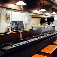 絶妙な距離感のカウンター席は、おひとり様も歓迎