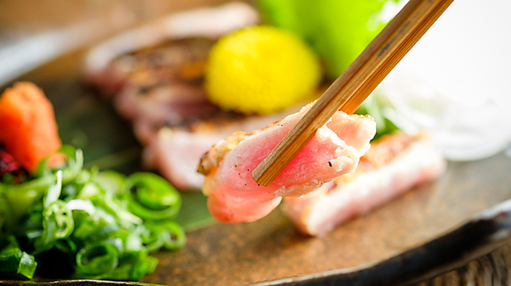 新鮮な鶏肉を仕入れているから提供できる、鳥刺しです。5種盛りを頼んで食べ比べるのも楽しいです