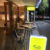 【気持ちよくお食事できるお洒落なテラス席】屋外の新鮮な空気や季節によって変わる景色を楽しめるテラス席は開放感があり、室内とは違ったリラックスできる雰囲気を味わえます♪愛犬と一緒に過ごすことができるのも魅力です★