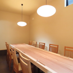 【7名～10名様用】最大10名様まで利用できるスペースをご用意。仲間の集まりやビジネス会食に最適です。プライベートな会話や大人数での盛り上がりなど、シーンに応じた楽しみ方ができます。