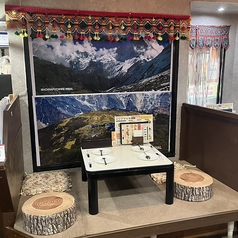 小さなお子様連れのご家族に大変喜ばれている、4名様用の座敷席です♪座面が低いのでお子様も安心して過ごせますし、大人の方も足を伸ばしてゆったりと寛げます。開放感のある座敷空間で、周りを気にせず家族団らんのひとときをお楽しみください。栄養満点のカレーを囲んで、みんなが笑顔になれるお食事タイムをどうぞ。