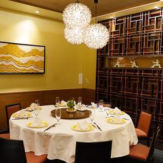 大小6つのモダンで落ち着いた完全個室は最大60名様までご利用いただけます。※高窓にて常に換気しております。