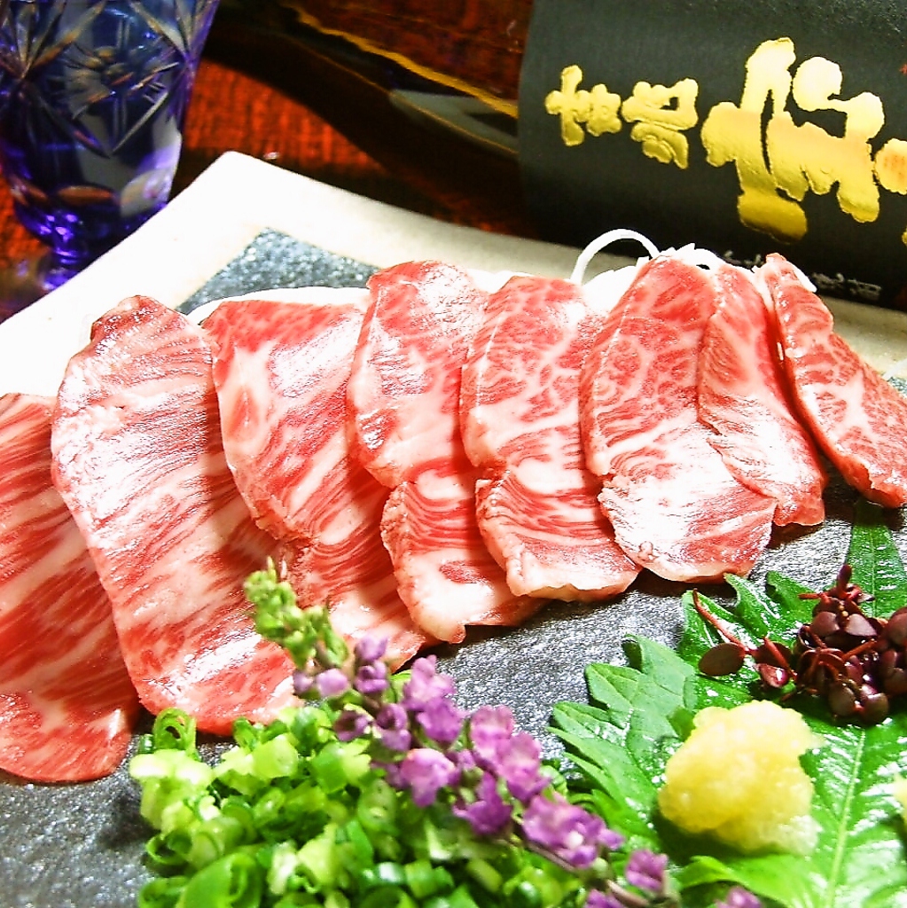 大人気の特上の馬刺しは臭みがなく甘みが口に広がりとろける食間が格別。信州の地酒とご一緒に。