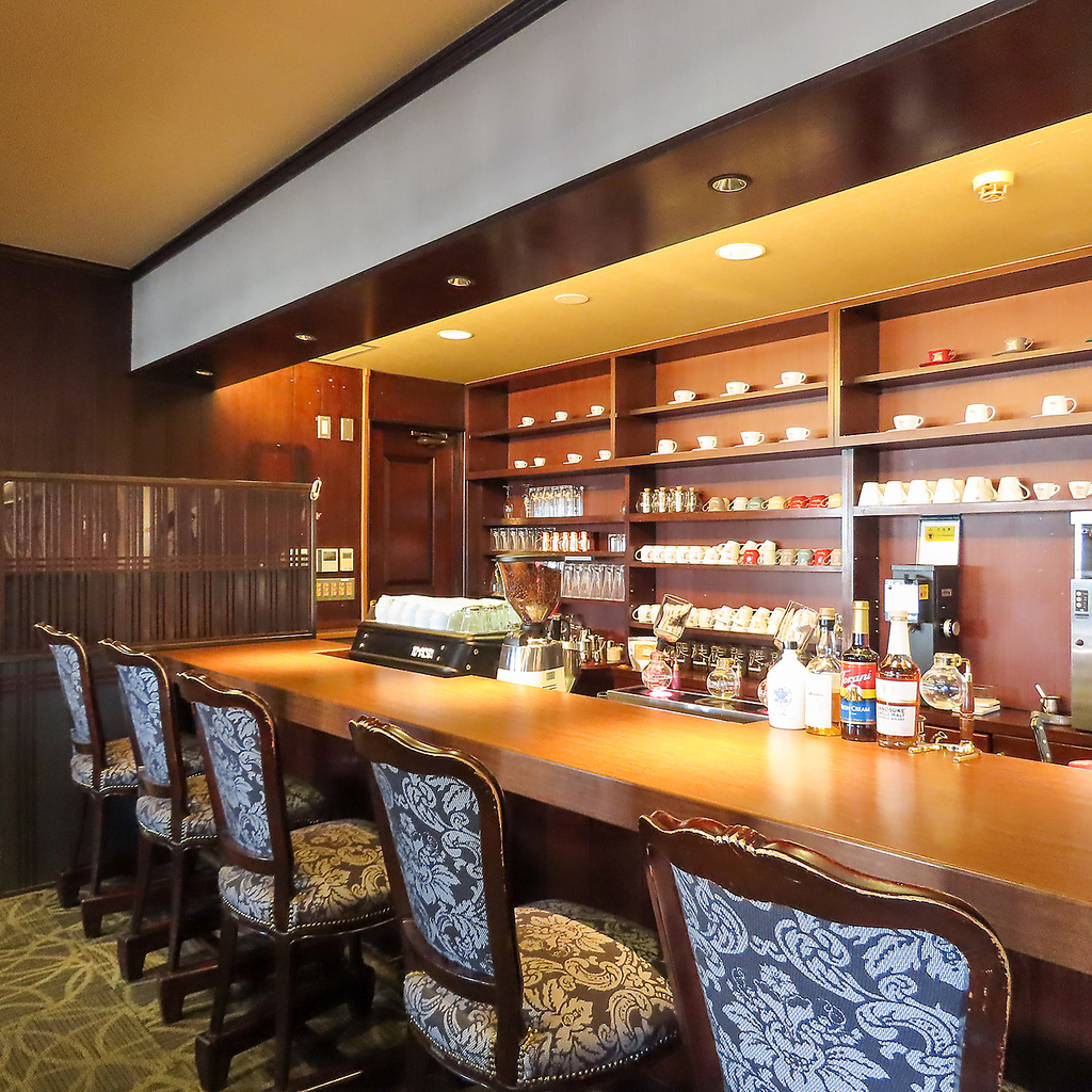 ラグジュアリーな雰囲気溢れるカウンター席♪お好みのお飲み物を堪能しながらお過ごしくださいませ。