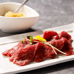 万場といえば！元祖牛もも肉3秒炙りの写真