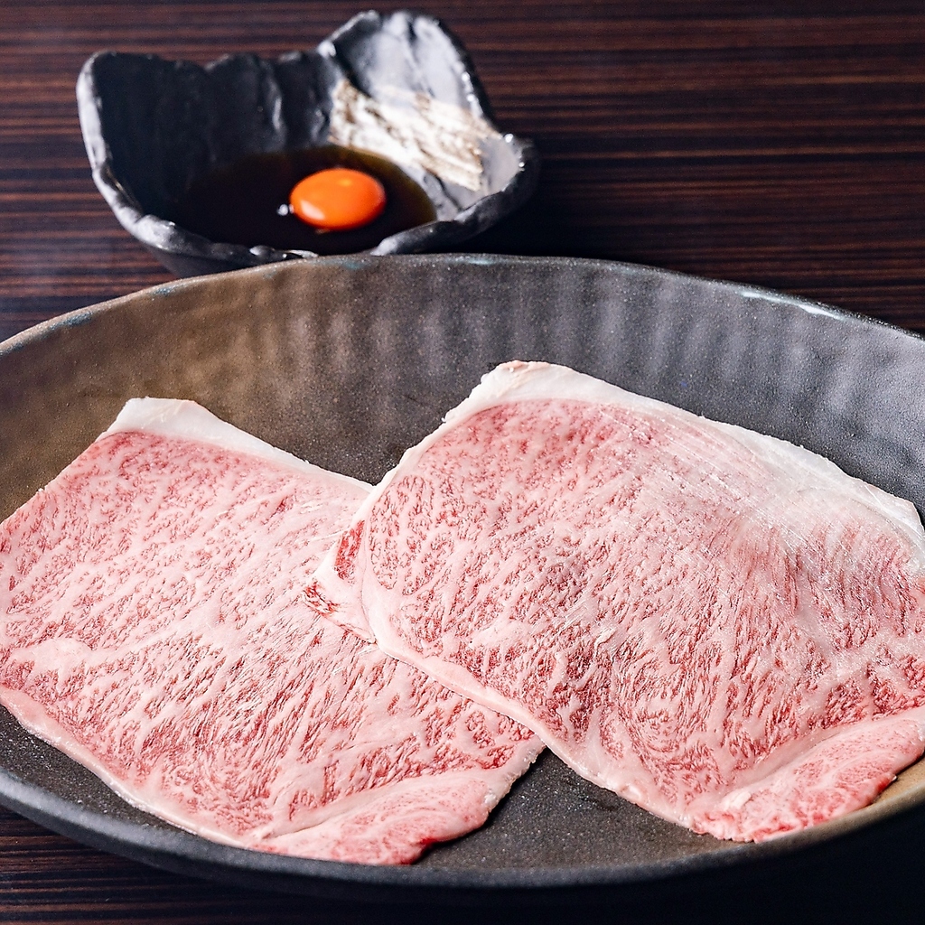 サーロインの部分のみを使った薄切りのお肉。サッと炙って割り下と卵ですき焼き風に！