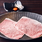 サーロインの部分のみを使った薄切りのお肉。サッと炙って割り下と卵ですき焼き風に！