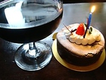 誕生日にはケーキ＆大きなグラスにワインをたっぷりと注いでプレゼント☆