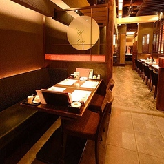 使い勝手の良いテーブルのお席。2名様からご利用でき、人数に合わせてテーブルのセッティングも可能です。友人や同僚との急な飲み会や、宴会でのご利用まで、様々なシーンに適しています。店内奥のフロアの貸切では、最大18名様でのご利用もできます。