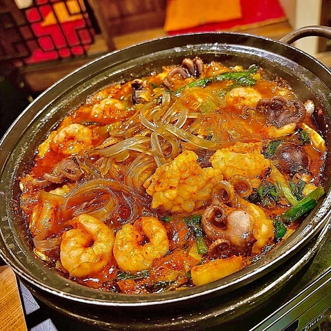 釜山名物【ナッコプセ】海鮮やホルモンの旨みたっぷりの旨辛鍋料理！