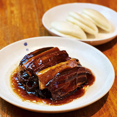 梅干菜入り豚角煮 蒸しパン添え