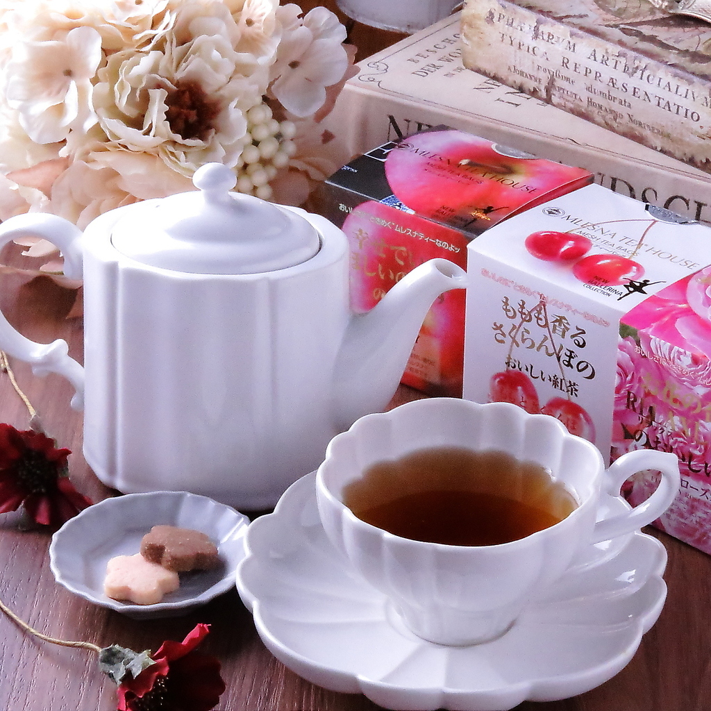 紅茶の種類だけでも100種類以上！その他カクテル等のお酒やソフトドリンクも豊富に取り揃えました。