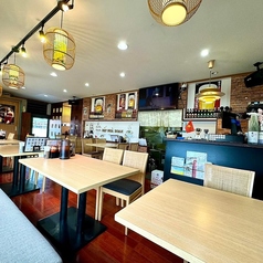 4名掛けのテーブル席は9席あり、家族とのお食事にぴったりの広々とした空間です。ゆったりとした雰囲気の中で、楽しいひとときをお過ごしください♪