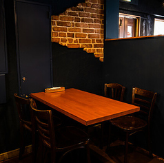 木目調の天板が心地よいお席は、友人と語り合うひとときにぴったり。レイアウト変更のご相談も承ります。