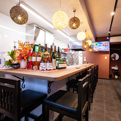 お一人様でのサク飲みや、デートにぴったりのカウンター席。スタッフとの会話も弾む、居心地の良い特等席です。
