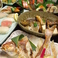 産地直送の鮮魚やこだわり和食で宴会に彩りを...。当店自慢の一つ、毎朝仕入れる産直鮮魚。鮮度が高い内にしっかりと下処理された魚介は旨みが凝縮され、一番おいしい状態でご提供。お刺身、サラダ、ユッケなど、多彩なお料理でお届け致します。鮮魚との相性の良い地酒もございますのでご一緒にお楽しみください。