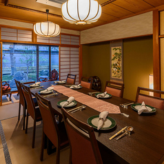 【梅華の間】結納や顔合わせ、ご家族や親しい仲間との会食やご接待におすすめのゆったりとした空間。