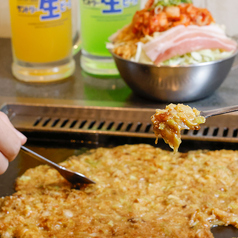 当店秘伝の出汁が決め手！25種以上『食べ放題』一度食べたらやみつきに...月島もんじゃ焼きの写真