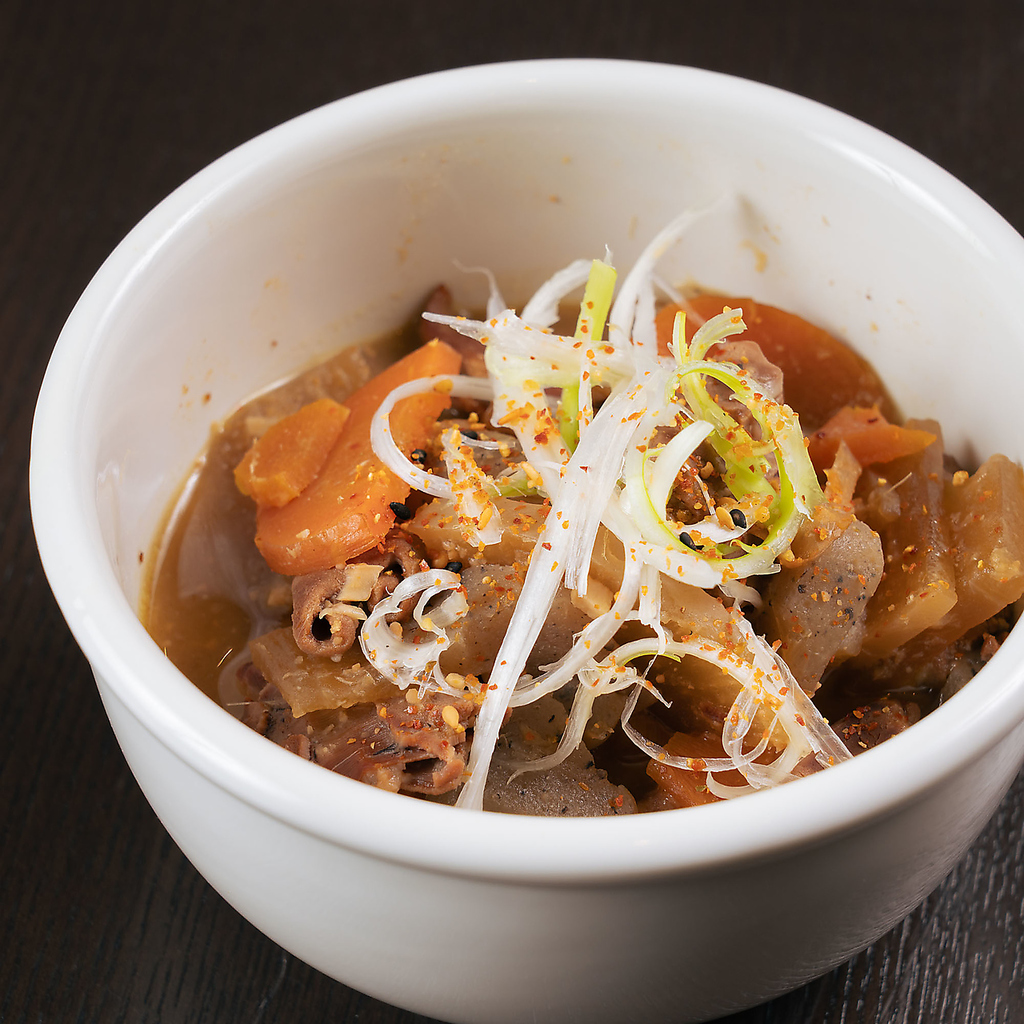 じっくり煮込んだ『モツ煮』はまさに絶品！他にもお酒が進む逸品を多数ご用意しております！