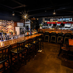 厨房の活気を間近に感じられる特等席です。お一人様やデートで、ワインを片手に至福のひとときを満喫。