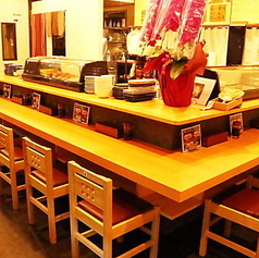 寿司屋の醍醐味を味わえるカウンター席をご用意しております。目の前で職人が魚を捌き、一貫丁寧に握る熟練の技を間近でご覧いただけます。背もたれ付きの椅子でゆったりとくつろぎながら、職人との会話を楽しむのも魅力です。