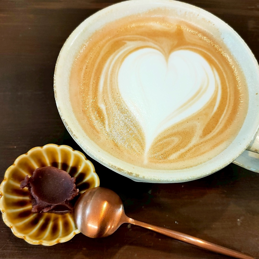 丁寧に淹れたラテと上品な甘さのあんこで、心温まる至福のひとときを、ゆったりとお楽しみください♪