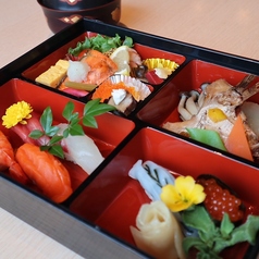 鮨会席弁当：4000円（2名様分からご注文可、要容器返却）