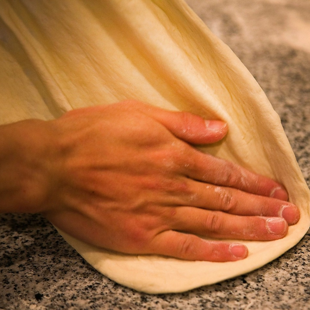 自家製の生地は焼きあげると外はカリッと、中はふんわりもっちもち♪やみつきになる仕上がりです！