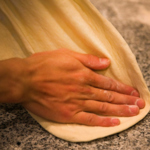 自家製の生地は焼きあげると外はカリッと、中はふんわりもっちもち♪やみつきになる仕上がりです！