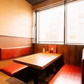 【2名様～4名様向けのテーブル席】隣と仕切られたBOX型のお席や半個室風のお席などを多数ご用意しています。高級感のあるテーブル席ならお祝いごとにもおすすめです。