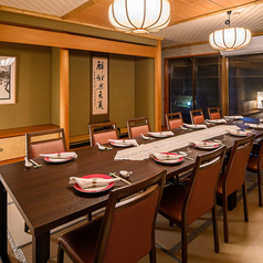 【椿華の間】広々とした座敷なのでお子様連れでも気兼ねなくお過ごしいただけやすいお部屋。