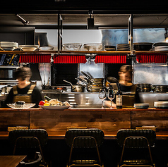 オープンキッチンの臨場感が伝わるカウンター席。シェフの技を眺めながら、自慢の魚介をご堪能ください。