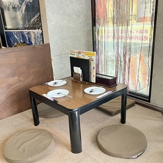 靴を脱いでゆったりとお寛ぎいただける、3名様用の座敷席をご用意しております♪足を伸ばしてリラックスできるので、日々のお疲れを癒やしながらのお食事に最適です。ご家族や親しいご友人とのプライベートな空間で、本格的なスパイス料理を心ゆくまで堪能してください。まるでお家にいるような安心感が♪
