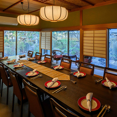 【桜華の間】当店の庭園がよく見える角部屋になります。ご家族での大切なお集まりに人気のお部屋です。