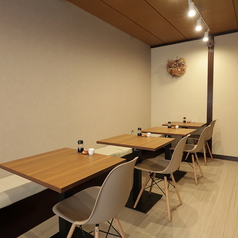 ご家族やご友人とのカジュアルな食事シーンに最適なテーブル席です。お客様の人数に合わせてテーブルを移動して対応が可能です。明るく清潔感のある店内で、美味しいおむすびや一品料理を囲みながら、周りを気にせず楽しい時間をお過ごしください。様々なシーンでご利用いただける柔軟な空間です。