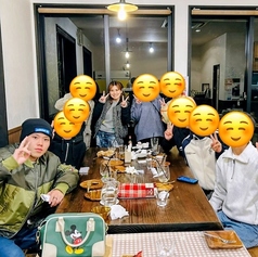 宮崎の夜、温かな灯りに包まれる「ちー坊と夏」。阿波岐原町の静かな夜に溶け込む当店では、大切な人と絶品ピザを囲み、心ゆくまで語らう穏やかな時間が流れます。お酒を飲まない方でも、素材にこだわった料理と落ち着いた空間で心満たされるひとときを。一ッ葉の夜を彩る、日常の中の小さな贅沢をお楽しみください。