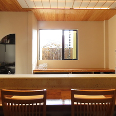 【デートや記念日にぜひ】デートや記念日にぴったりなカウンター席では、割烹料理をカジュアルに楽しむことができます。目の前で仕上げられる美味しい料理に心も弾みます。