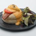 料理メニュー写真 能登豚ベーコンのエッグベネディクトパンケーキ