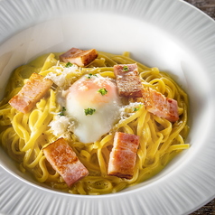 厚切りベーコンと温泉卵のカルボナーラ