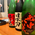 【季節の食材にあわせた日本酒】当店こだわりのお料理とマッチした日本酒を10種ほど、ご用意いたしました。どれも食材の旨みを引き立て、相性抜群です。口当たりも様々でスッキリとしてキレがあるもの、柔らかな口当たりのものなど、どれも奥深さを感じれます。お越しの際は厳選して仕入れた日本酒を思う存分ご堪能下さい。