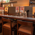 大切な人とのひと時やデートにぴったりの2名掛けのカウンター席を３つご用意しております！目の前で焼きあがるもんじゃ焼きを楽しむライブ感や2人でもんじゃ焼きをシェアして食べる幸せな空間をご提供いたします！ご来店をお待ちしております！