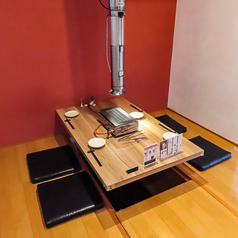 足を伸ばして寛げる掘りごたつ席は4名様までご利用可能。ゆったりとリラックスして過ごせるので、自然と会話も楽しめます♪