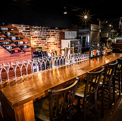 温かみのある照明に包まれたお席は、少人数での語らいに。こだわりの料理を囲んで、楽しい夜を過ごせます。