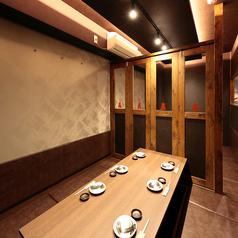 温かみある木のぬくもりが、京の和の風情を感じさせます。接待や記念日・誕生日におすすめ。12名様までご利用可能。