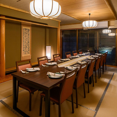 【藤華の間】広々とした座敷なのでお子様連れでも気兼ねなくお過ごしいただけやすいお部屋。