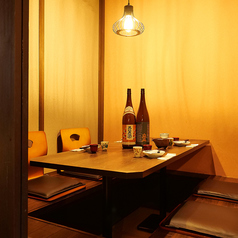 【完全個室完備】少人数様でも楽しめる個室席を多数ご用意!!歓送迎会や仲間内での宴会にもぴったりな宴会個室となっております。テーブルで足をのばせるので、長時間のご宴会でも疲れることがなく、楽しい時間をお過ごしいただけます。荷物置き場も事欠きませんので、広々と宴会場をご利用することが可能です!!