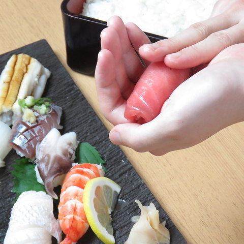 四季折々の新鮮な魚介を使用した彩り鮮やかな握り寿司と巻き寿司をお楽しみください。