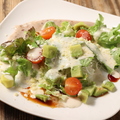 料理メニュー写真 アボカドとろとろシーザーサラダ