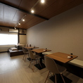 6名様よりコースをご利用の場合のみ、店舗の貸切でのご利用が可能です。ご予約は前日までにお願いいたします。周りを気にせず、気の合う仲間とわいわい楽しめるプライベートな空間は、宴会や小規模な集まりに最適です。当店の美味しい料理とお酒を囲んで、思い出に残る特別な時間をお過ごしください。